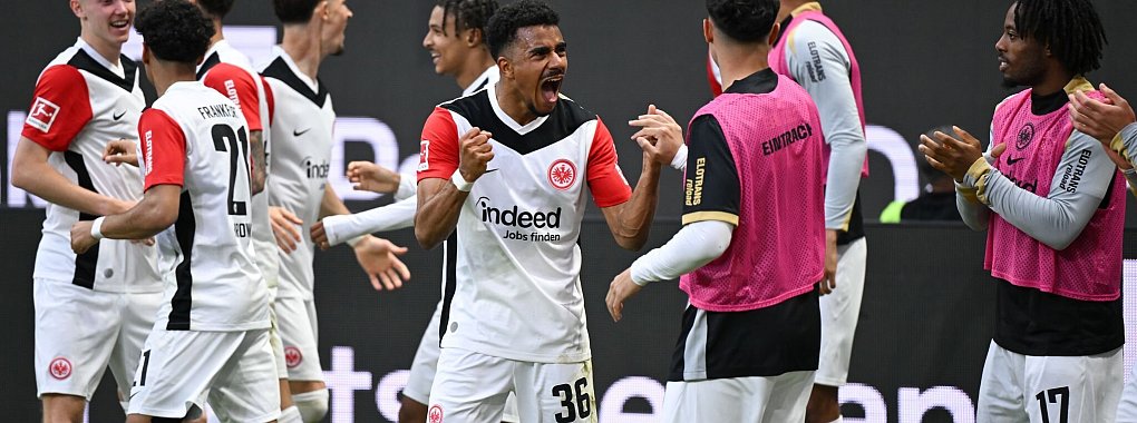 Eintracht Frankfurt um Doppelpacker Ansgar Knauff (M) dominierte RB Leipzig fast nach Belieben. - © Arne Dedert/dpa