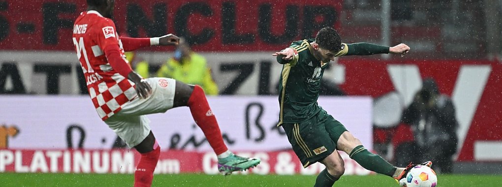 Union-Profi Robin Gosens (r) kommt vor dem Mainzer Danny Da Costa an den Ball. - &copy; Arne Dedert/dpa