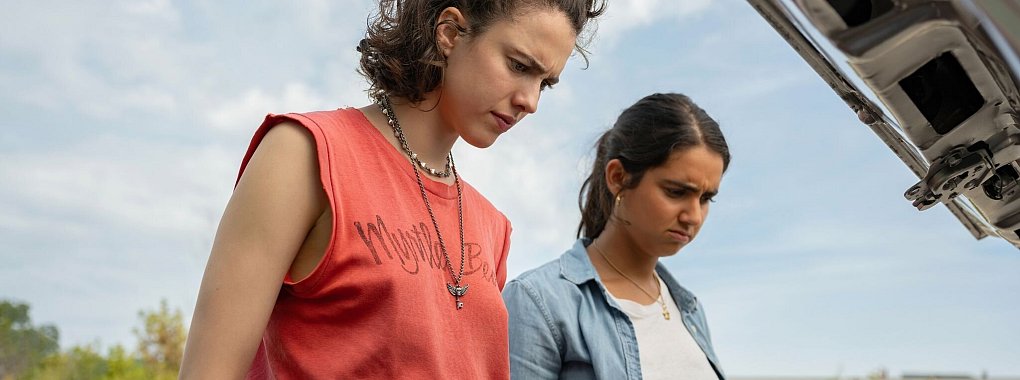 Margaret Qualley (l) als Jamie und Geraldine Viswanathan als Marian in einer Szene des Films &laquo;Drive-Away Dolls&raquo;. - &copy; Wilson Webb/Universal Pictures/dpa