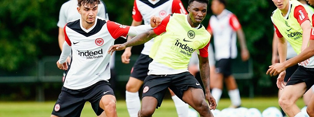 Can Uzun (l) steht vor seinem ersten Startelf-Einsatz für die Frankfurter Eintracht. - © Uwe Anspach/dpa