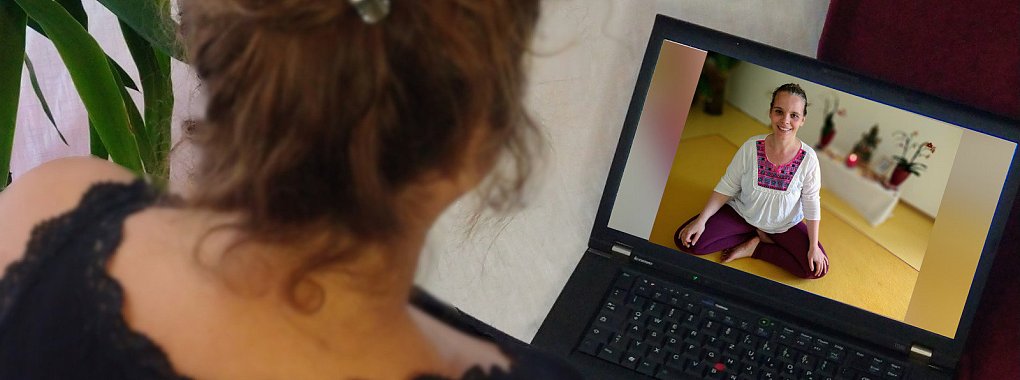 Yogatherapeutin Susanne Saradevi Heyer (im kleinen Bild) erklärt Redakteurin Yvonne Glandien Atemtechniken zum meditieren. - © Yvonne Glandien
