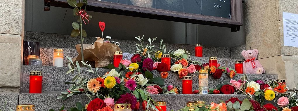 Am Theater des Westens können Fans Blumen in Erinnerung an Anna R. niederlegen. - © Sabrina Szameitat/dpa