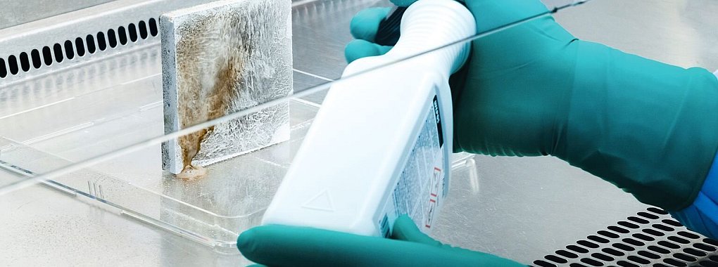 Reinigung mit Handschuhen - &copy; Foto: Bernd Roselieb/Stiftung Warentest/dpa-tmn