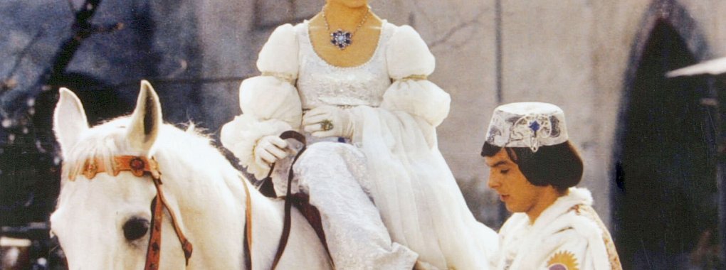 Für Millionen immer wieder schön: Der Prinz (Pavel Trávnícek) passt Aschenbrödel (Libuse Safránková) den verlorenen Schuh im Klassiker «Drei Haselnüsse für Aschenbrödel» an. (Archivbild) - © -/Degeto/WDR/dpa