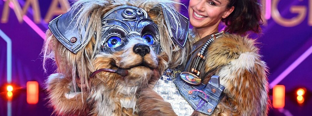 Nazan Eckes hatte zu wenige Stimmen aus dem Publikum bekommen, daher musste die Vierbeiner-Maskerade runter. - &copy; Julia Feldhagen/ProSieben/dpa