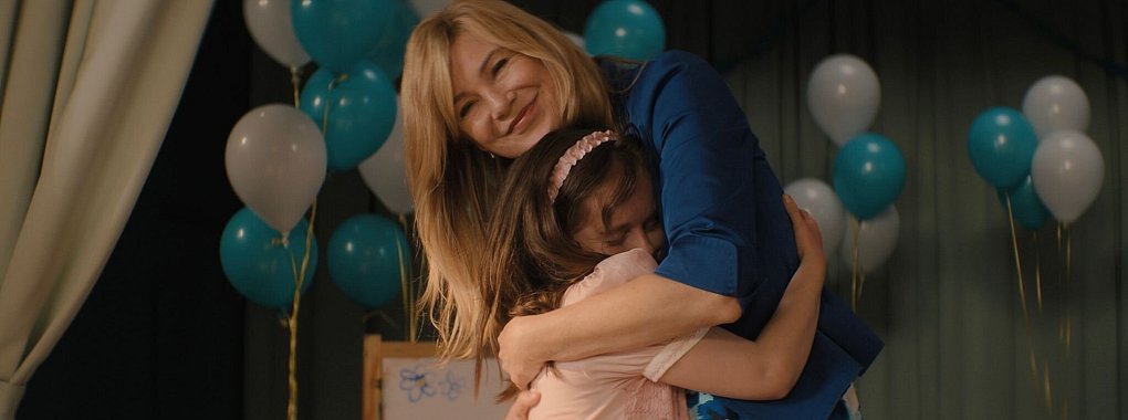 Aus einer Adoption wird ein Streitfall: Ellen Pompeo und Imogen Reid in «Good American Family». - © -/Disney/dpa