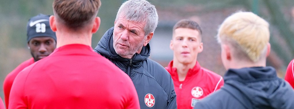 Der neue Lautern-Coach Friedhelm Funkel leitete bereits eine erste Trainingseinheit am Fritz-Walter-Stadion. - &copy; Werner Schmitt/dpa