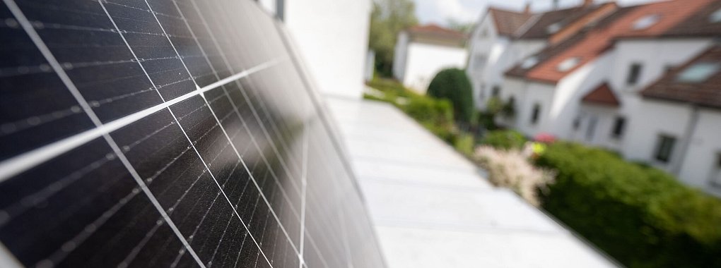 Durch das Solarpaket vereinfacht die Bundesregierung zuk&uuml;nftig die Installation von Steckersolarger&auml;ten f&uuml;r Verbraucherinnen und Verbraucher. - &copy; Sebastian Gollnow/dpa