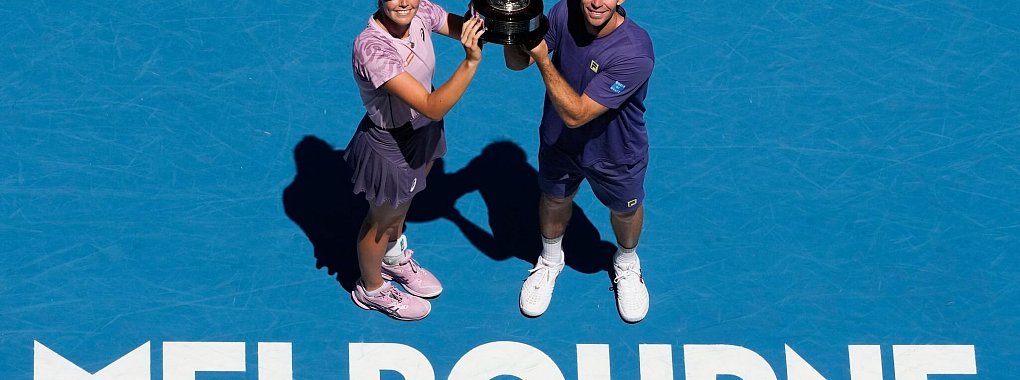 Das australische Mixed-Doppel Gadecki/Peers triumphiert in Melbourne - &copy; Manish Swarup/AP/dpa