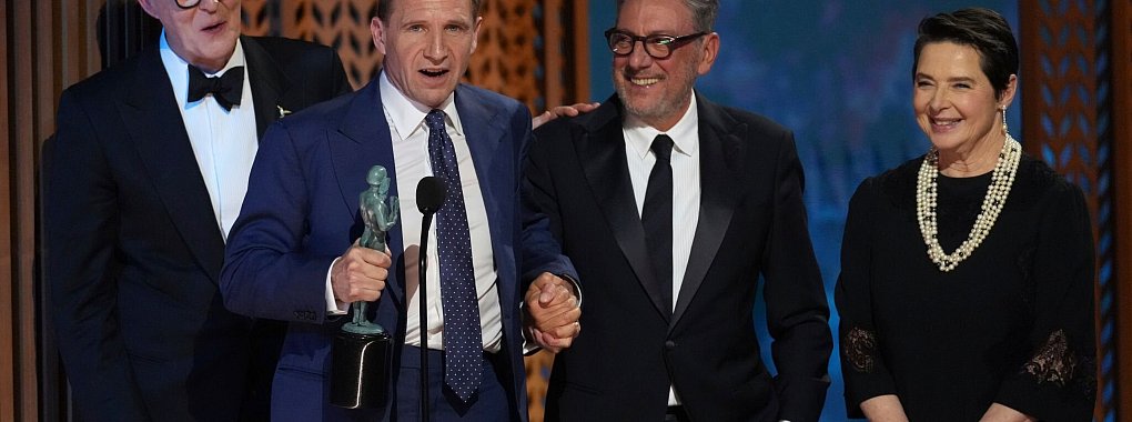 Ensemble aus dem Film «Konklave» bei den Screen Actors Guild Awards (SAG) in Los Angeles im Februar: John Lithgow (von links), Ralph Fiennes, Sergio Castellitto und Isabella Rossellini. (Archivbild) - © Chris Pizzello/Invision via AP/dpa