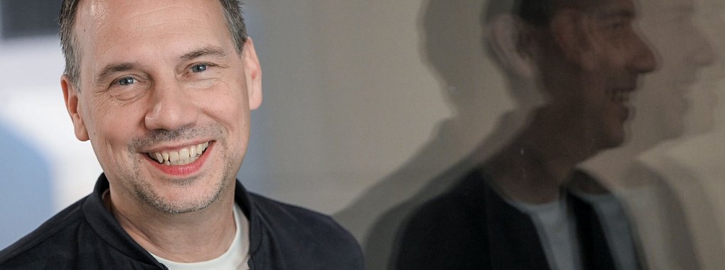Sebastian Fitzek behandelt in «Das Kalendermädchen» eine düstere Legende. - © Jens Kalaene/dpa
