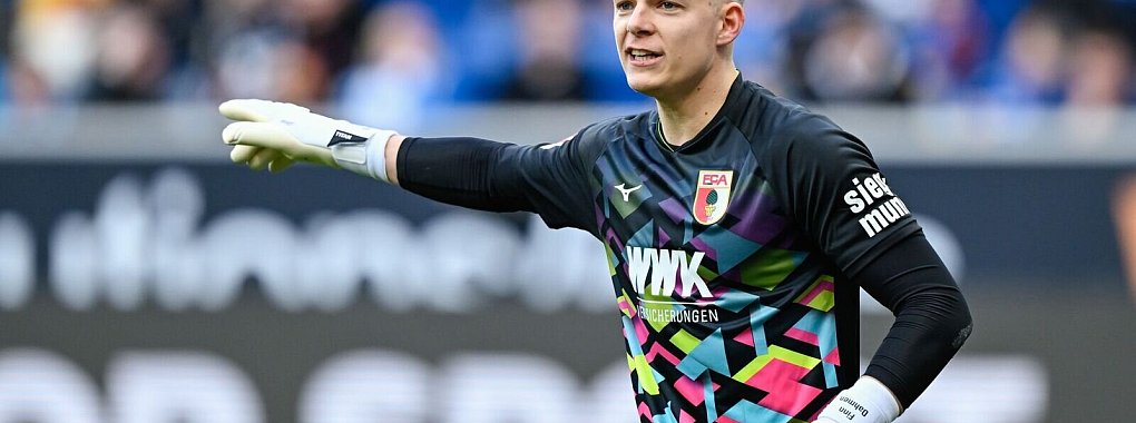 Deutschland oder England? Augsburgs Keeper Dahmen lässt eine Entscheidung offen. - © Uwe Anspach/dpa