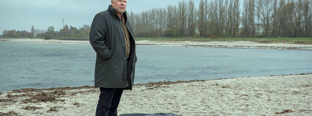 Kommissar Borowski (Axel Milberg) ist ratlos: im «Tatort: Borowski und das ewige Meer». (undatierte Filmszene) - © Thorsten Jander/NDR/ARD/dpa