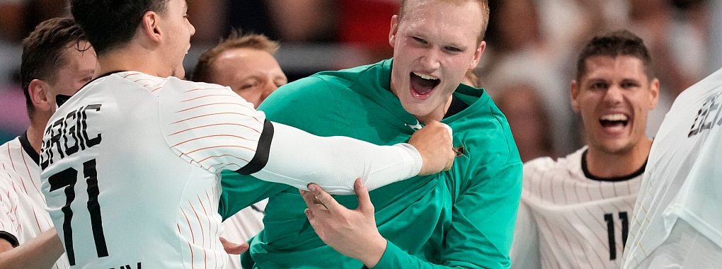 Nach Abpfiff st&uuml;rmten Deutschlands Handballer auf ihren Torh&uuml;ter David Sp&auml;th zu. - &copy; Aaron Favila/AP/dpa