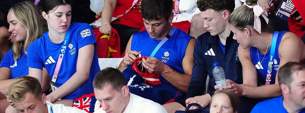 Thomas Daley strickt - und springt zwei Tage sp&auml;ter zu Silber. - &copy; Mike Egerton/PA Wire/dpa