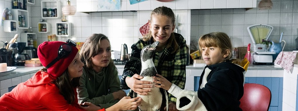 Lilit Serger (l-r) als Livi, Momo Beier als Tessa, Cara Vondey als Malea und Rona Regjepi als Kenny in einer Szene des Films «Die Chaosschwestern und Pinguin Paul». - © Martin Valentin Menke/DCM/Martin Valentin Menke/dpa