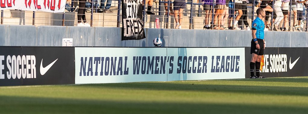 Die US-Frauenfußballprofiliga NWSL hat einen wegweisenden Tarifvertrag besiegelt. - © Maximilian Haupt/dpa
