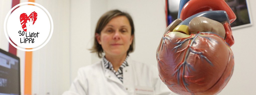 Dr. Sylwia Drewek-Platena, Fachärztin für Kardiologie am Klinikum Lippe, erklärt, wie ein gesundes Herz durch emotionalen Stress beschädigt werden kann. - © Janet König