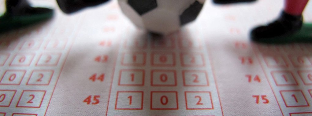 Die Polizei hatte zwei Jahre lang im Bereich Online-Wetten und Spielabsprachen ermittelt. (Symbolbild) - © Martin Gerten/dpa