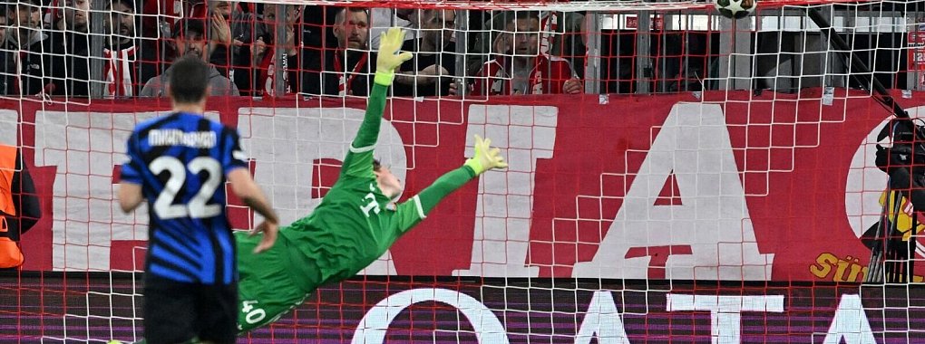 Im Hinspiel flog Bayern-Torwart Jonas Urbig beim 0:1 vergeblich dem Schuss von Inter-Kapitän Lautaro Martinez hinterher. - © Peter Kneffel/dpa