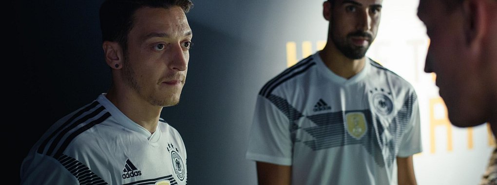 Khedira und Özil könnten im Sommer bei einem neuen Turnier für über 35-jährige Fußballer auflaufen. - © Gregor Fischer/dpa
