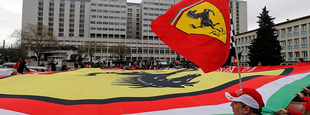 Eine riesige Ferrari-Flagge wurde an Michael Schumachers 45. Geburtstag am 3. Januar 2014 vor dem Universitätskrankenhaus in Grenoble entrollt. - © Guillaume Horcajuelo/dpa
