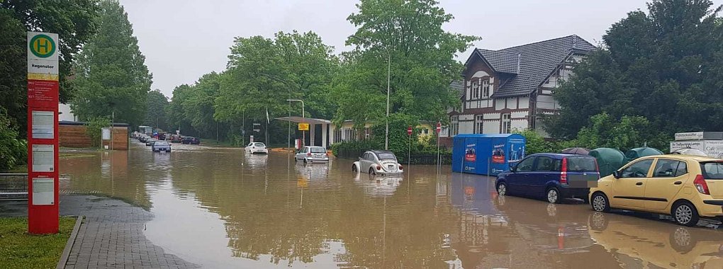 LZ-Leser Philip Marx hat diese Szene in Lemgo fotografiert. Am Regenstorplatz in Lemgo geht das Wasser bis über die Kennzeichen. Die Polizei bittet, dort parkende Autos wegzufahren. - © Philip Marx
