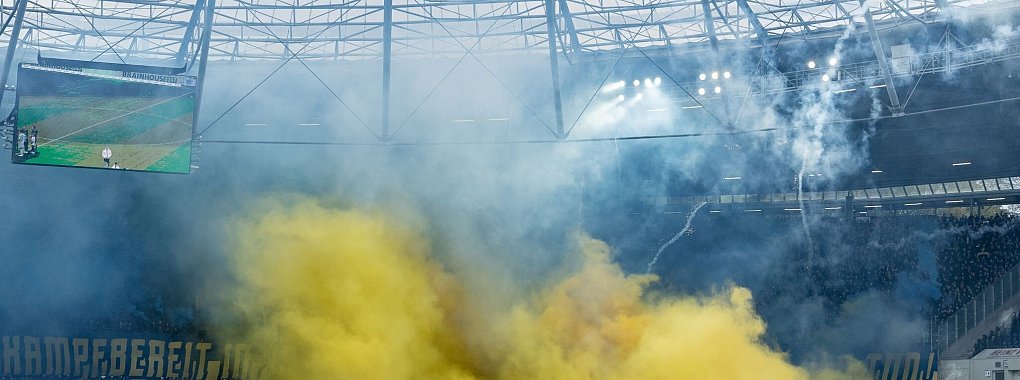 Fans von Braunschweig verursachten mit Pyrotechnik Sch&auml;den in sechststelliger H&ouml;he: - &copy; Axel Heimken/dpa