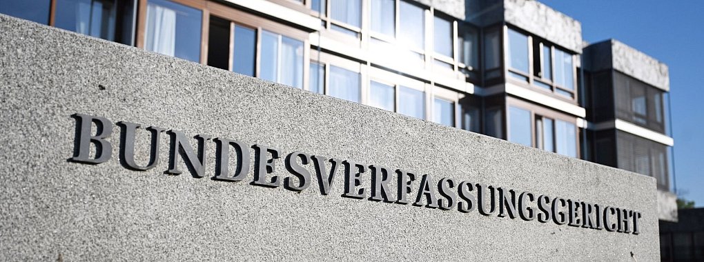 Heute beschäftigt sich das Bundesverfassungsgericht mit der Frage, ob der Deutschen Fußball Liga Polizeikosten für Hochrisikospiele in Rechnung gestellt werden dürfen. - © Uli Deck/dpa