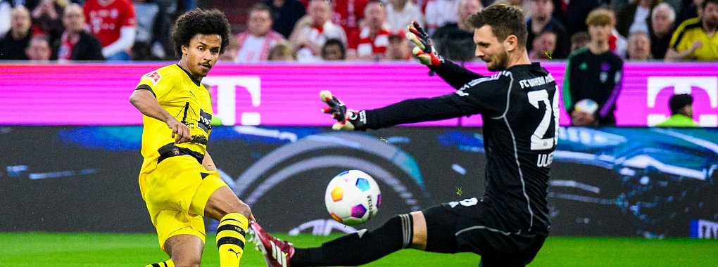 Karim Adeyemi (l) brachte den BVB fr&uuml;h in F&uuml;hrung. - &copy; Tom Weller/dpa