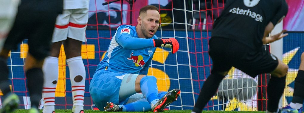RB-Keeper Peter Gulacsi blieb nach der Halbzeit angeschlagen in der Kabine. - © Hendrik Schmidt/dpa