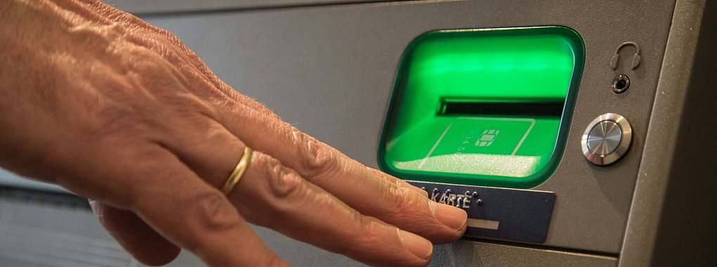 Blindenschrift am Geldautomat: So finden auch behinderte Menschen das Karteneingabefach. - © Christin Klose/dpa-tmn/dpa