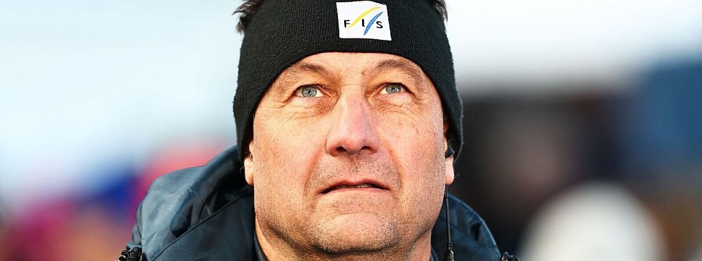 Sandro Pertile spricht zum Tournee-Finale. - © Daniel Karmann/dpa