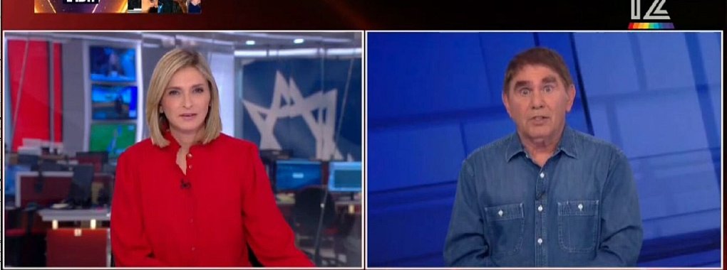 Der an ALS erkrankte israelische Journalist Mosche Nussbaum (r.) im Fernsehstudio. - &copy; Channel 12 News/dpa