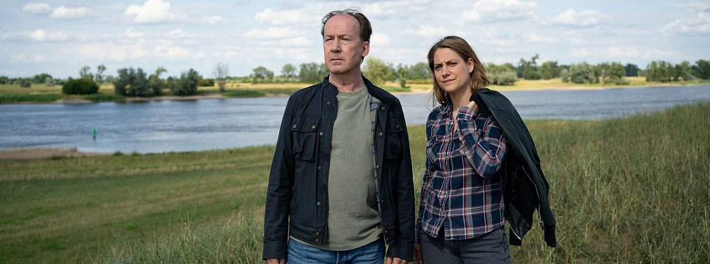 Jakob Stiller (Ulrich Noethen) und Kira Engelmann (Bettina Burchard) ermitteln in einem Mordfall. - &copy; Georges Pauly/ZDF/dpa