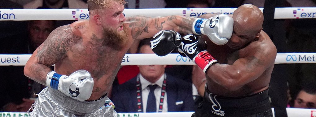 Mike Tyson (rechts) musste deutlich härtere Treffer einstecken als sein 31 Jahre jüngerer Gegner. - © Julio Cortez/AP/dpa