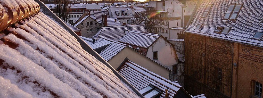 Frostiges Wetter kann nicht nur für stimmungsvolle Bilder sorgen - auch die Gefahr von Wasserrohrbrüchen steigt. - © Soeren Stache/dpa/dpa-tmn