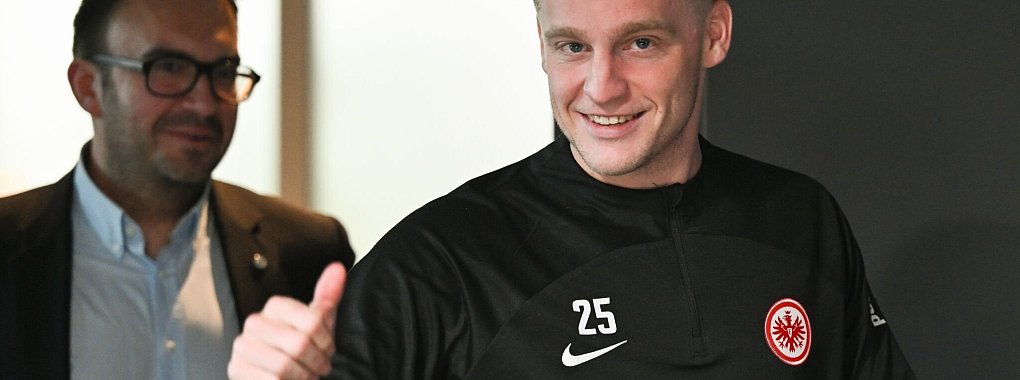 Frankfurts Neuzugang Donny van de Beek (r) kommt zu einer Pressekonferenz. - © Arne Dedert/dpa