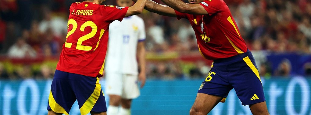 Unter den Deutschen setzt fast eine Zwei-Drittel-Mehrheit im EM-Finale auf einen Sieg Spaniens. - &copy; Christian Charisius/dpa