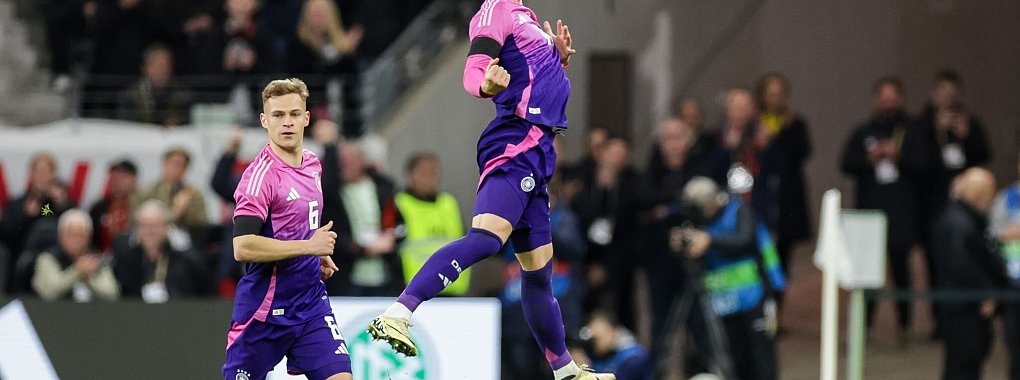Maximilian Mittelstädt (r) feierte seinen Treffer zur neuen Torhymne. - © Christian Charisius/dpa