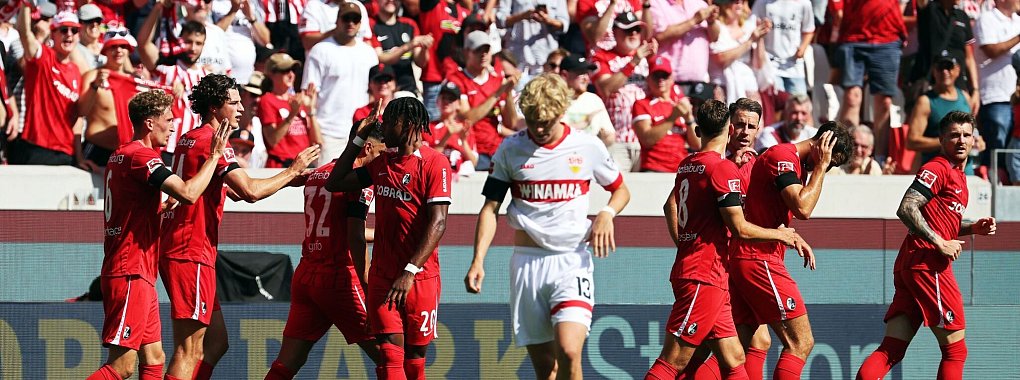 Der SC Freiburg bejubelt den Sieg im Landesduell mit dem VfB Stuttgart. - &copy; Philipp von Ditfurth/dpa