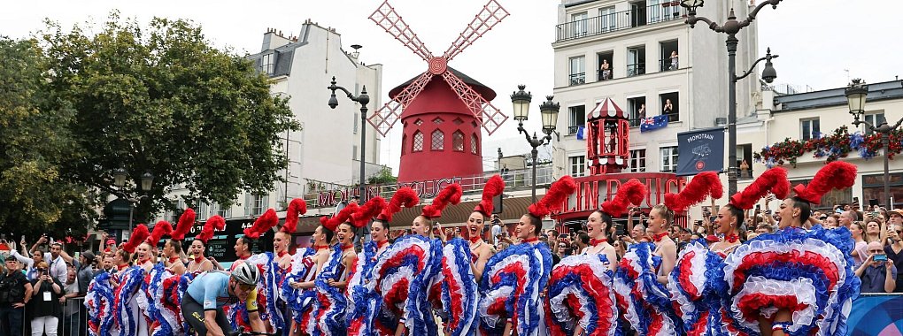 Der spätere Olympiasieger Remco Evenepoel passiert das Moulin Rouge. - © Jan Woitas/dpa
