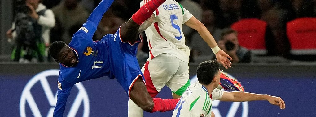Der Ex-Dortmunder Ousmane Dembélé konnte die Offensive nicht inspirieren. - © Michel Euler/AP/dpa