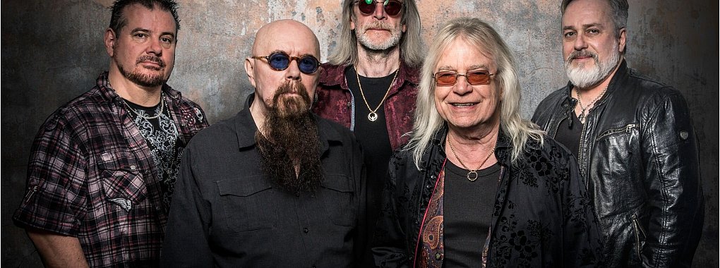 Tony Clarkin (zweiter von links) gründete in den 70er-Jahren mit Bob Catley (zweiter von rechts) die britische Rockband Magnum. Nun starb Clarkin nach kurzer Krankheit im Alter von 77 Jahren. - © Rob Barrow/Oktober Promotion/dpa