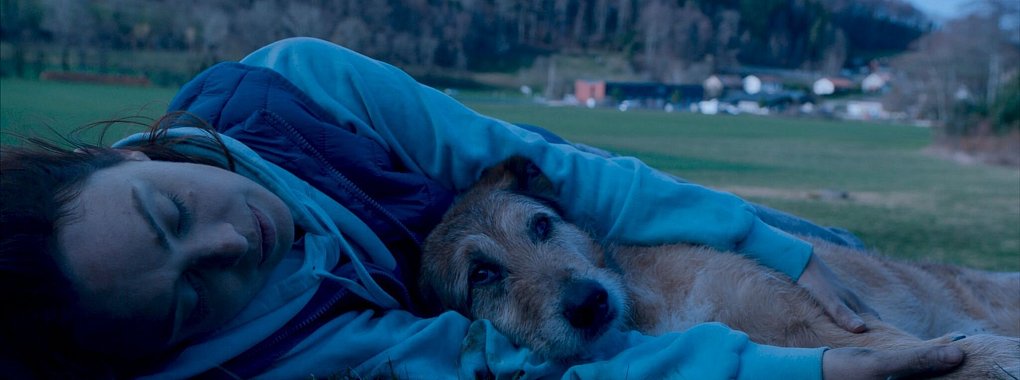 Laetitia Dosch als Avril Lucciani und Hund Cosmos in einer Szene des Films "Hundschuldig". - © -/Weltkino /dpa