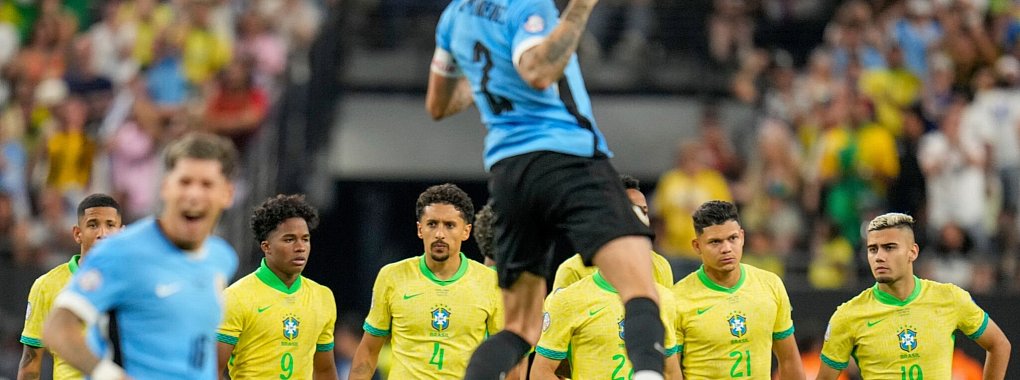 Uruguay jubelt gegen Brasilien nach dem Elfmeterschießen. - © Julio Cortez/AP