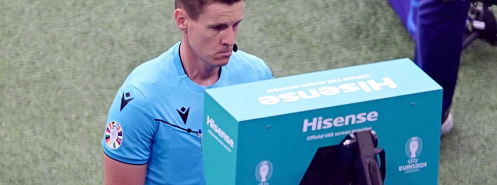 Schiedsrichter Daniel Siebert hatte bei der Partie Georgien gegen Tschechien gleich mehrere strittige Szenen zu bewerten. - &copy; Sina Schuldt/dpa