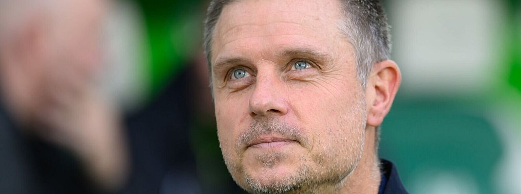 Die Bayern-Fußballerinnen von Trainer Alexander Straus waren im Spitzenspiel gegen Frankfurt gefordert. - © Swen Pförtner/dpa