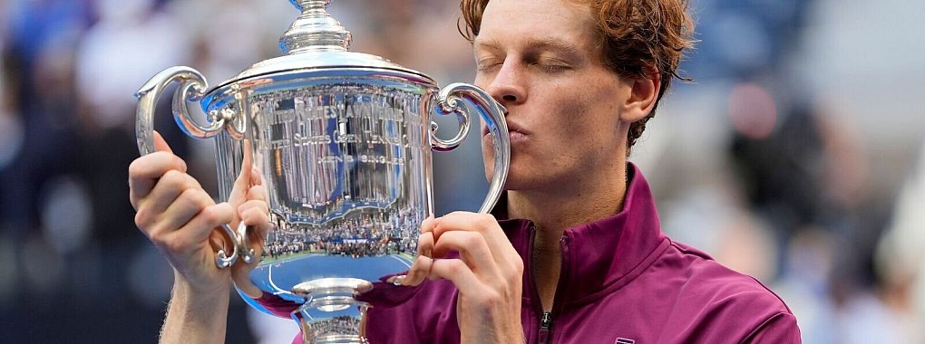 Kuss für die Trophäe: Jannik Sinner lieferte auch die klassischen Bilder eines Champions. - © Julia Nikhinson/AP/dpa