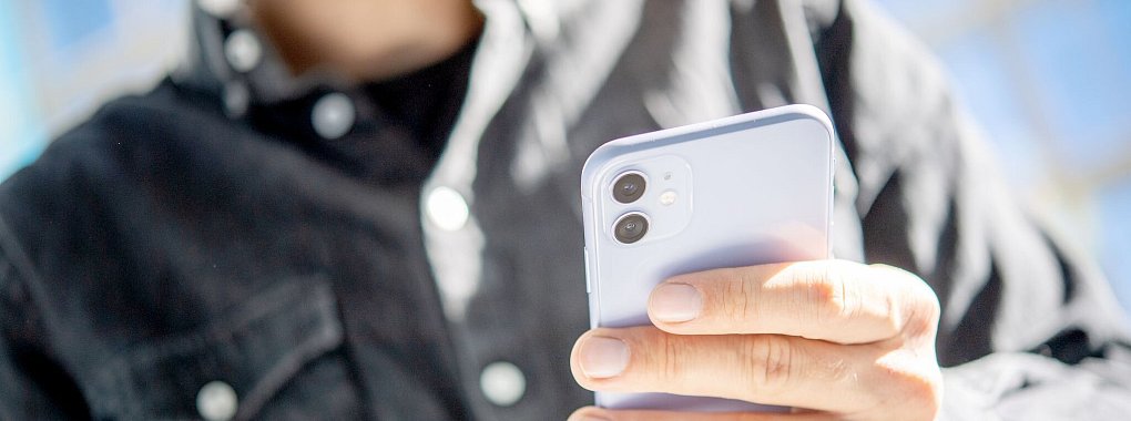 Informiert sein, sobald etwas passiert: Apps können bei gefährlichen Lagen mit Pushnachrichten Alarm schlagen. - © Zacharie Scheurer/dpa-tmn